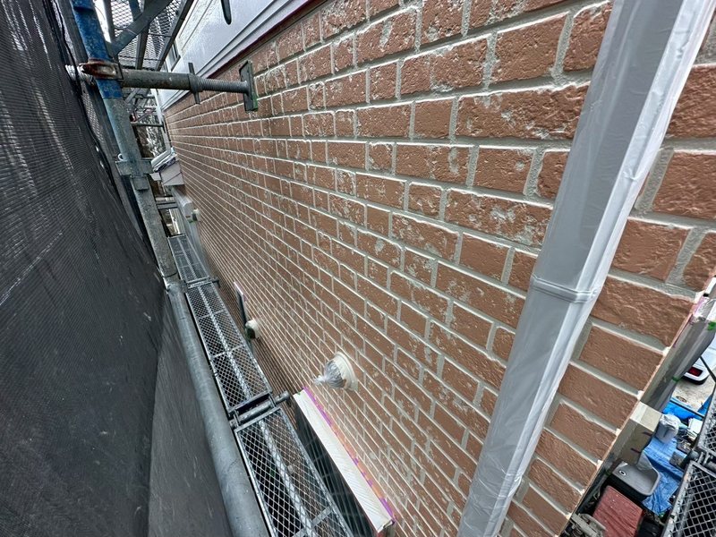 足場を組んで外壁全面をデザイン塗装
