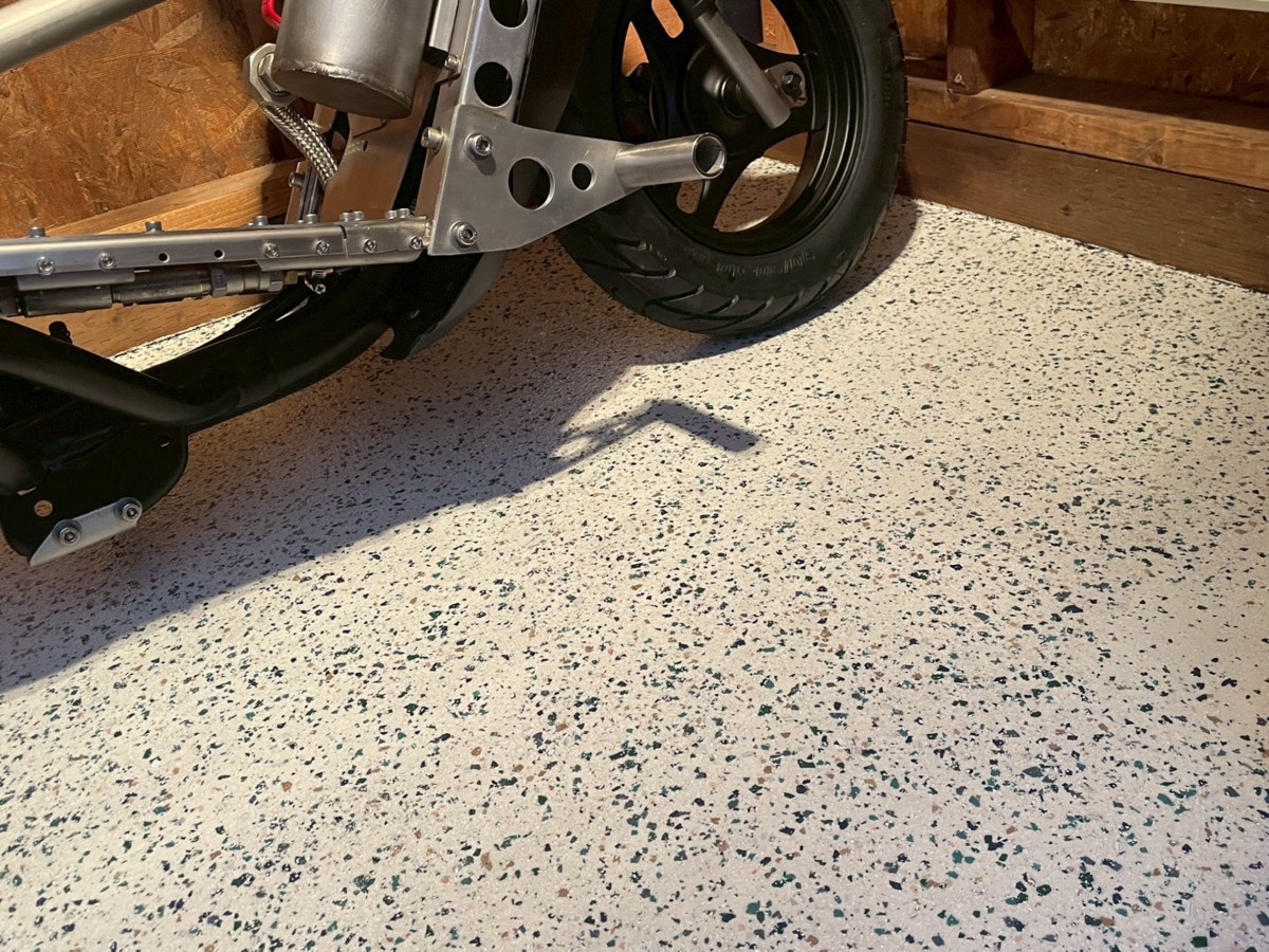フレークで意匠仕上げしたコンクリート床